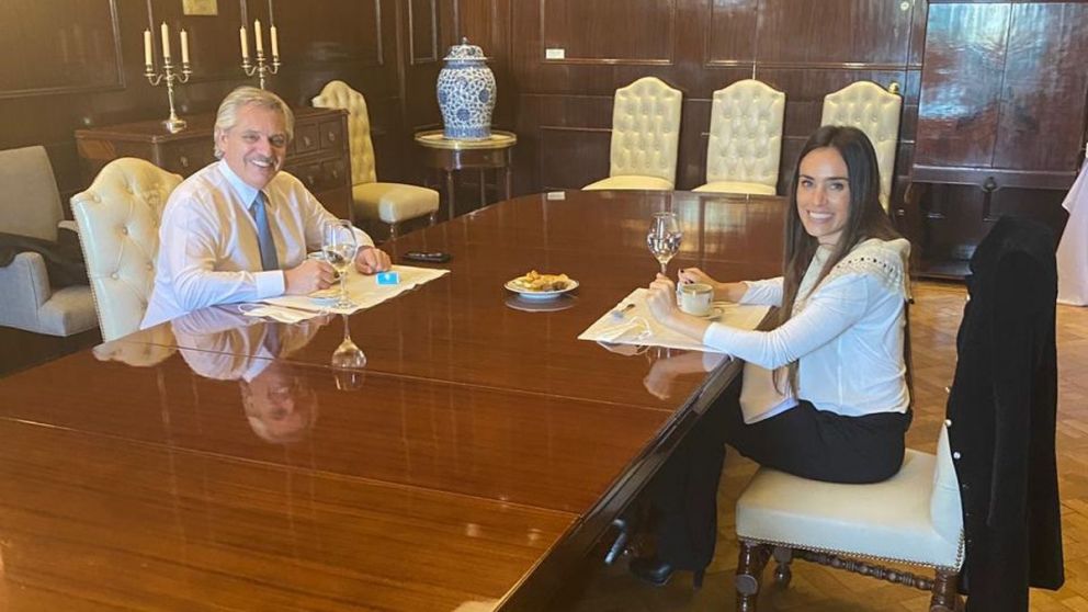 Florencia Aise junto a Alberto Fern�ndez/Twitter
