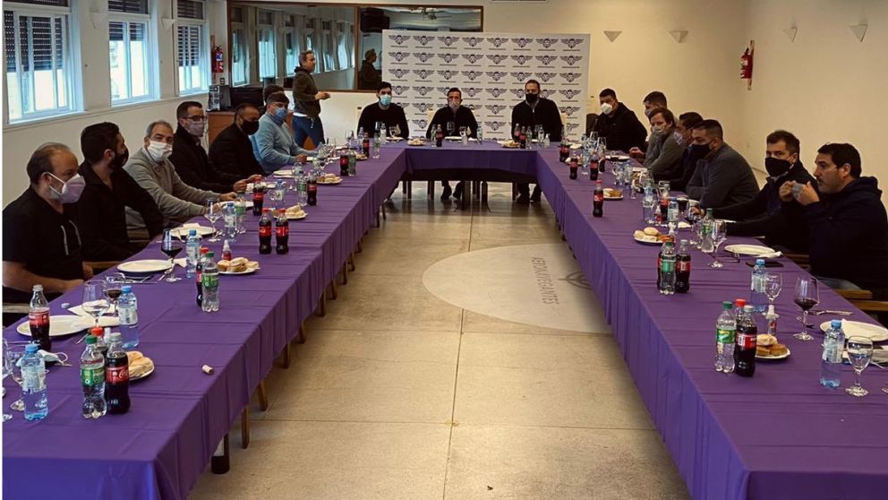 Insólita polémica por “vinos ocultos” en un almuerzo de Facundo Moyano con sindicalistas (y ausencia de mujeres)