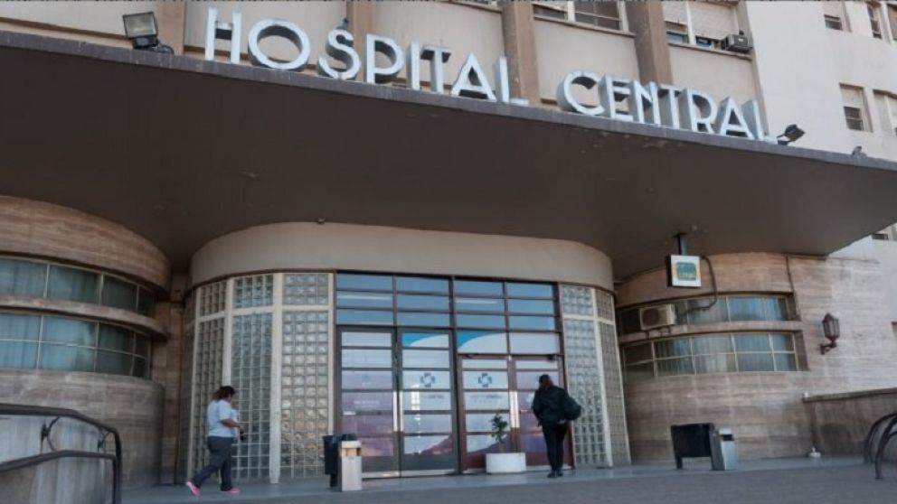 Hospitalizaron a una joven que fue embestida por un cami�n en Guaymall�n