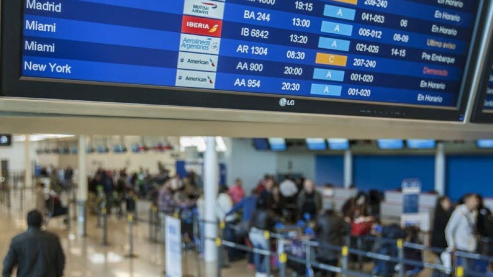 ¡Atenti mendocinos! Asambleas de pilotos afectan a casi un centenar de vuelos de Aerolíneas Argentinas