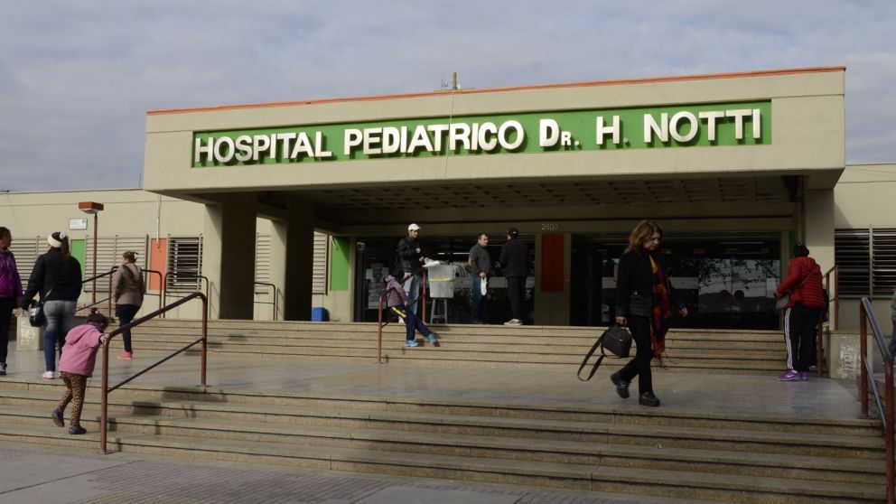 Se cay� un poste de luz sobre dos ni�os en Las Heras, y uno de ellos est� grave