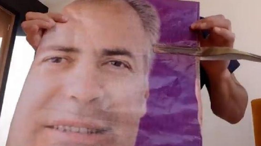 No es chiste: en pleno a�o electoral, en Godoy Cruz entregan bolsas reciclables con la cara de Cornejo