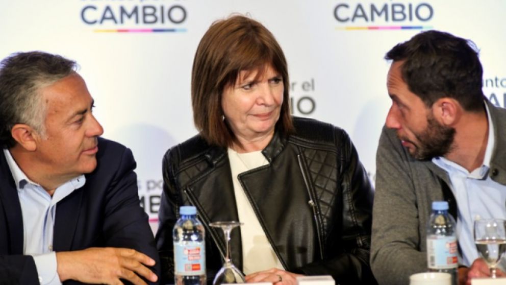 Alfredo Cornejo junto a Patricia Bullrich y Maximiliano Ferraro/NA