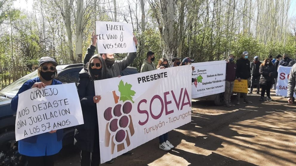Viñateros protestaron en un acto de Suarez por el boicot de Cornejo a la ley para que pudieran jubilarse de manera anticipada