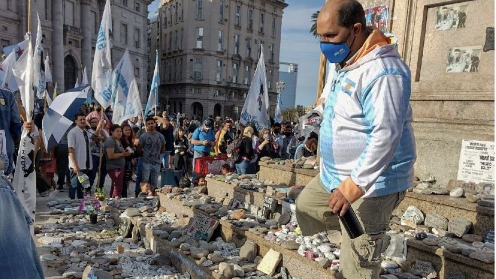 Juntos por el Cambio denunció que “una horda llena de odio” atacó el memorial por las víctimas del Covid en Plaza de Mayo