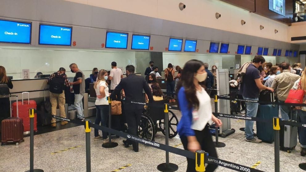 Récord en los aeropuertos: los vuelos internacionales impulsan el crecimiento mientras cae el cabotaje
