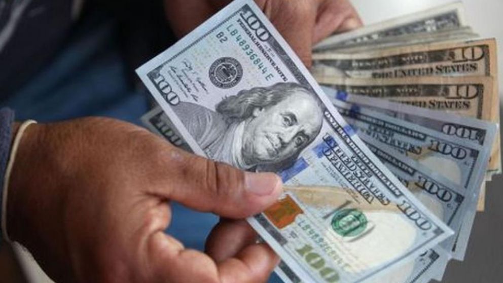 El dólar perforó los $1400 y marcó su nivel más bajo desde octubre: los motivos
