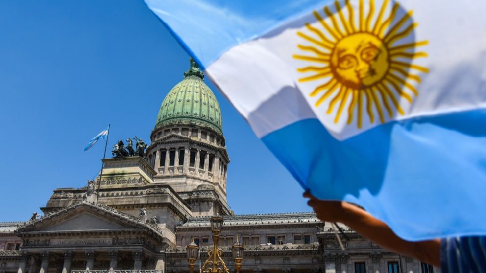 Para un legislador nacional por Mendoza los diputados y senadores “deben tener el secundario completo”
