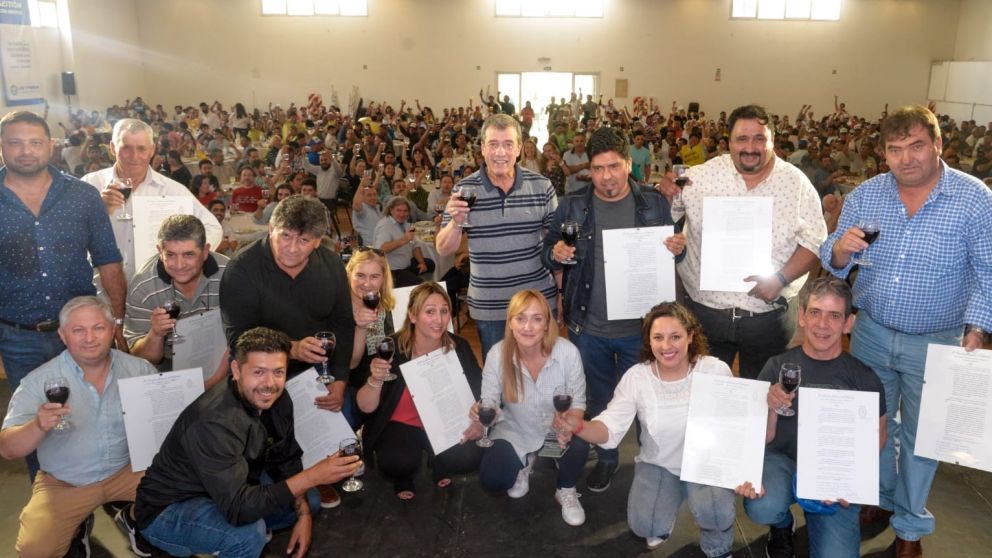 Cierre de campaña: Sagasti y Bermejo celebraron la ley de viñateros con 1.000 productores rurales