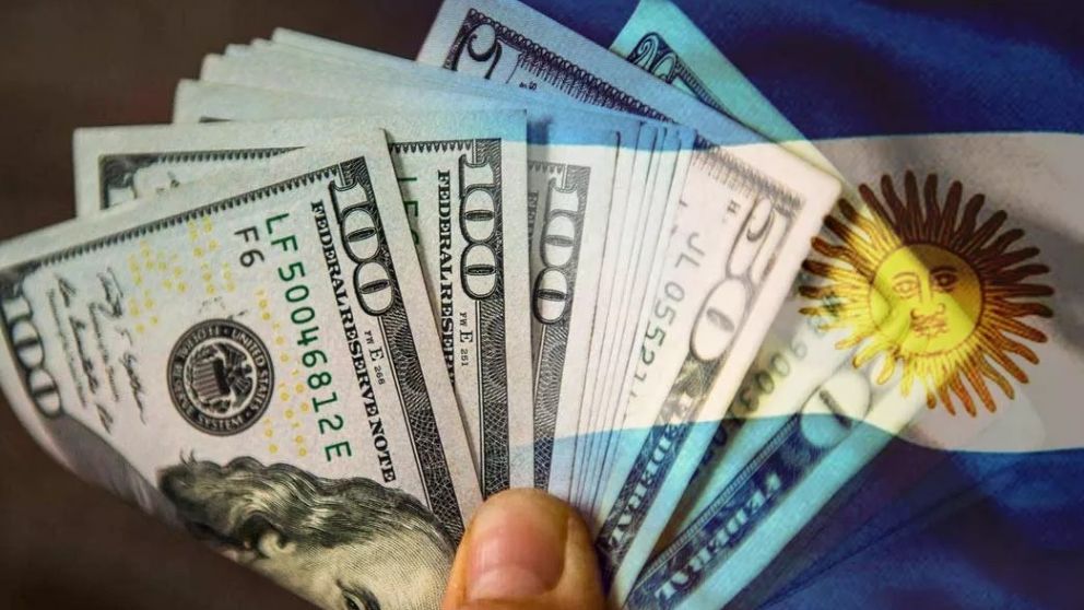 Dolaritos en la cartera y encuesta: las incongruencias del nuevo “cambio turista”