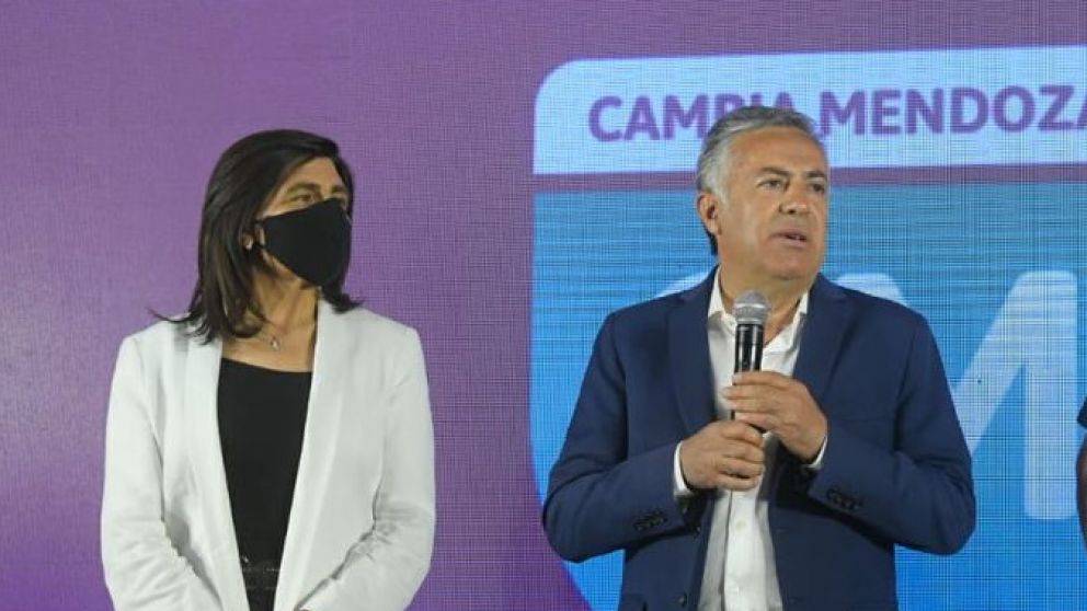 Alfredo Cornejo junto a Mariana Juri / Los Andes