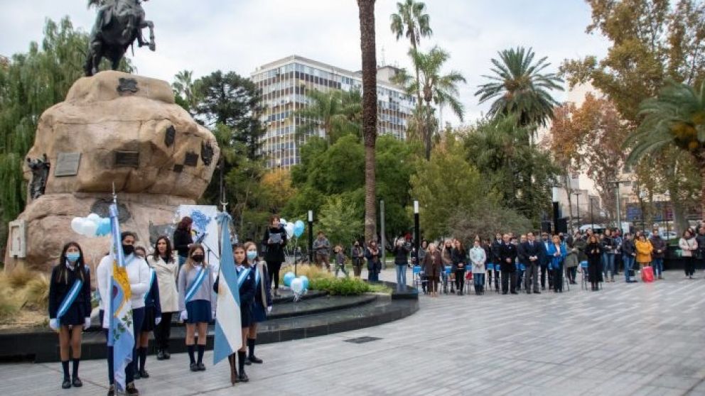 Escuelas secundarias de la Ciudad de Mendoza celebraron el 25 de Mayo