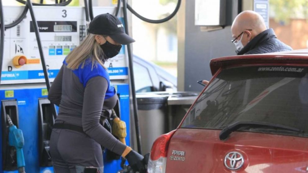 Ocho pa�ses bajaron temporalmente los impuestos a los combustibles �Y Argentina?