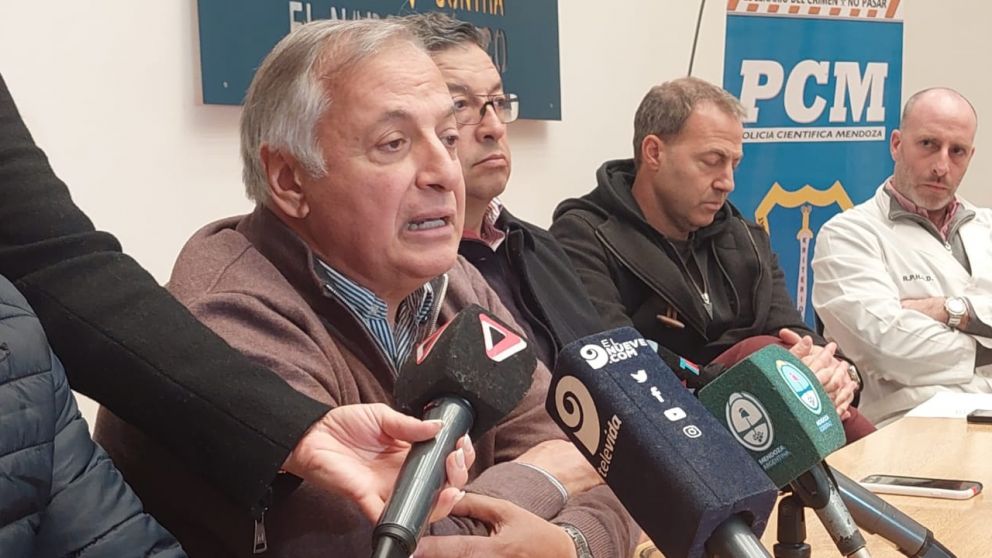 Alejandro Gull�, en plena conferencia de prensa.
