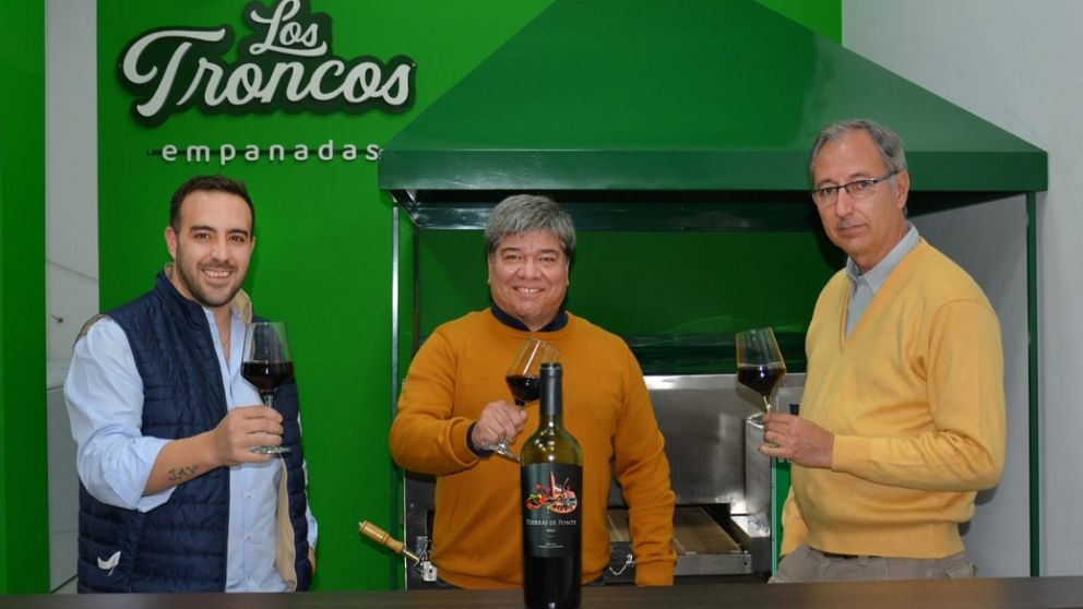 Nahuel Ponte, empresario sanjuanino, propietario de Empanadas Los Troncos; Iván Nolazco, especialista en Franquicias y Agregado de Valor; y Patricio Vilanova, enólogo.