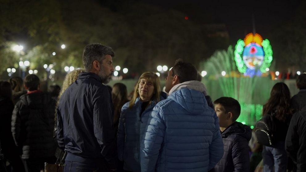 Con la fuente moviéndose al ritmo de sus canciones, despidieron a Marciano Cantero en la Plaza Independencia