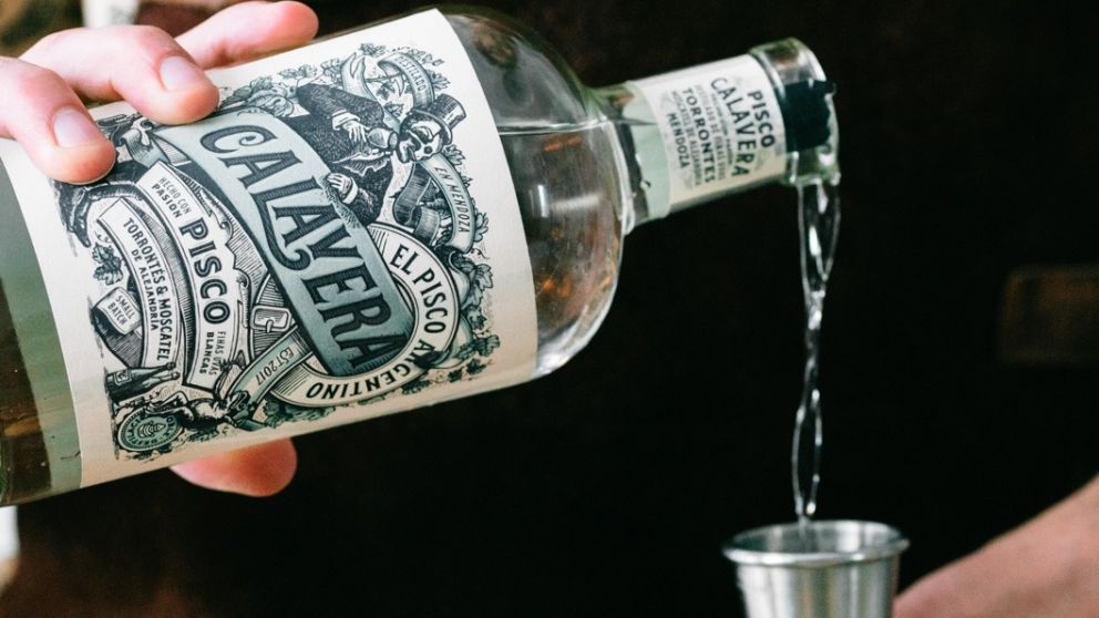 La historia detrás de Calavera, el pisco mendocino que sale a disputar un mercado dominado por peruanos y chilenos