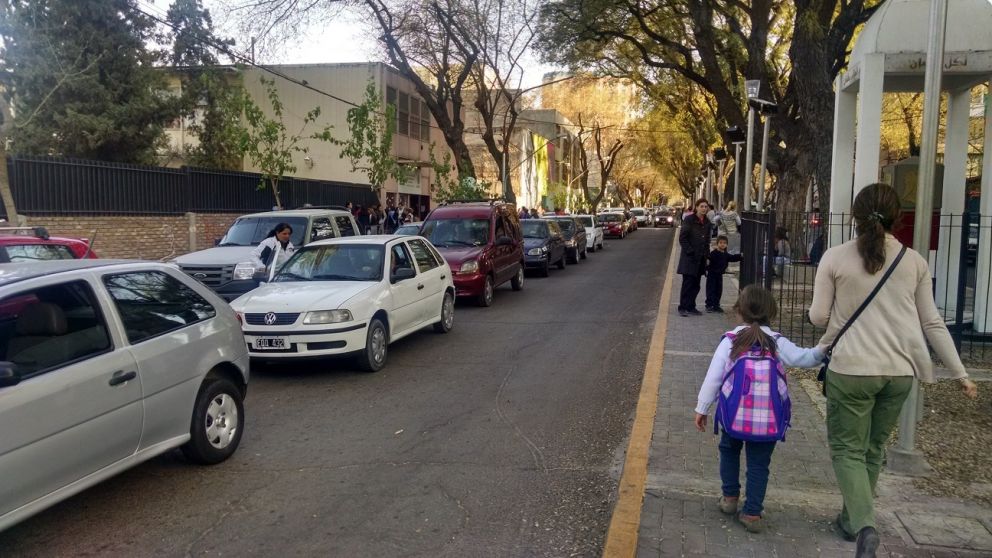 Doble fila sobre calle Mitre, en Ciudad / Diario Mendoza Today
