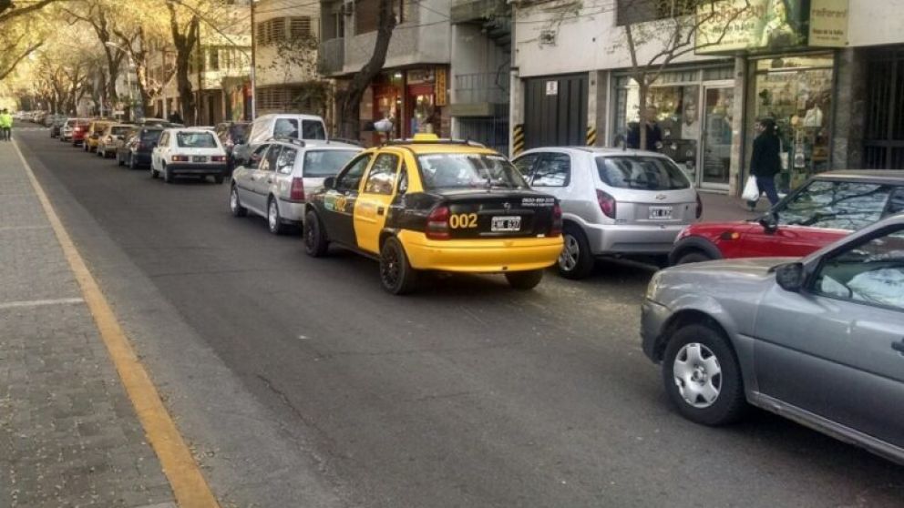 Doble fila t�pica en Mendoza. Calle Mitre y Rivadavia.
