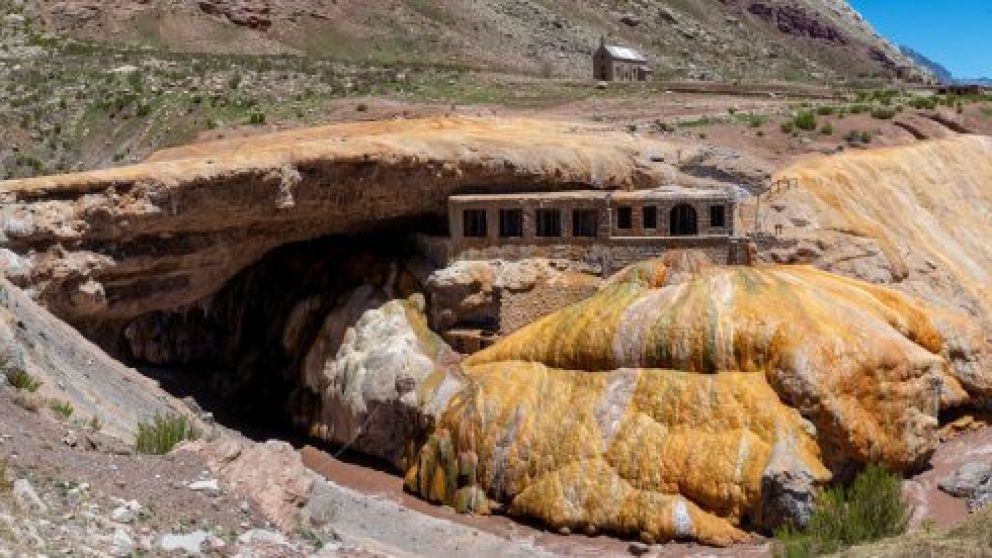 Bomberos combatieron un incendio en el complejo comercial de Puente del Inca