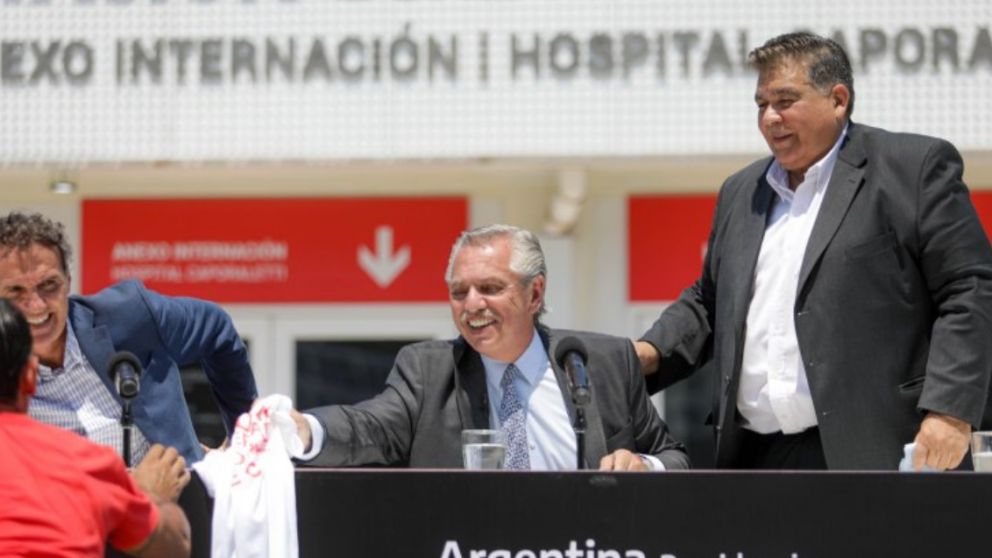 Alberto Fernández junto a Mario Ishii / NA
