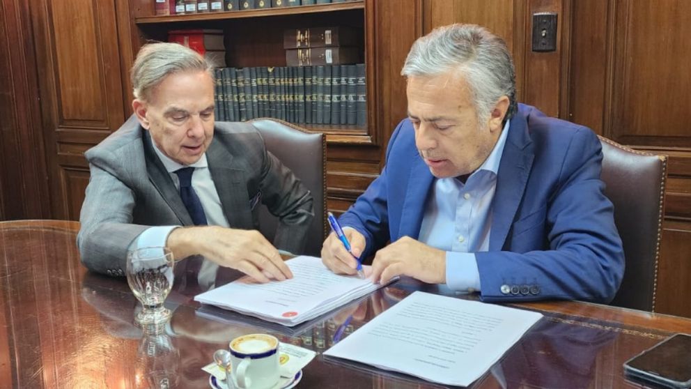 Alfredo Cornejo junto a Miguel Pichetto