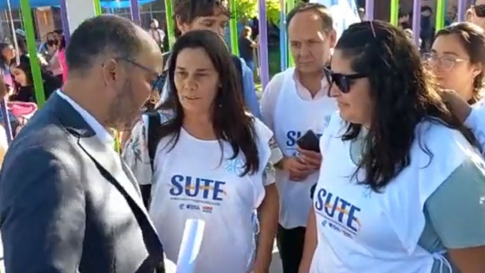 Áspero cruce entre el titular de la DGE y la secretaria General del SUTE quedó registado en video: “Si algún día nos escuchan”