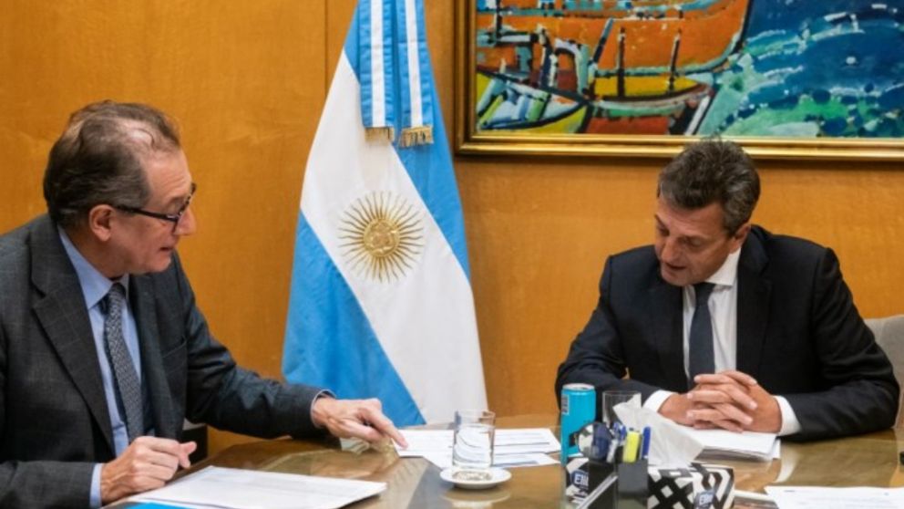 Cumbre desesperada entre Sergio Massa y Miguel Pesce por la disparada del dólar