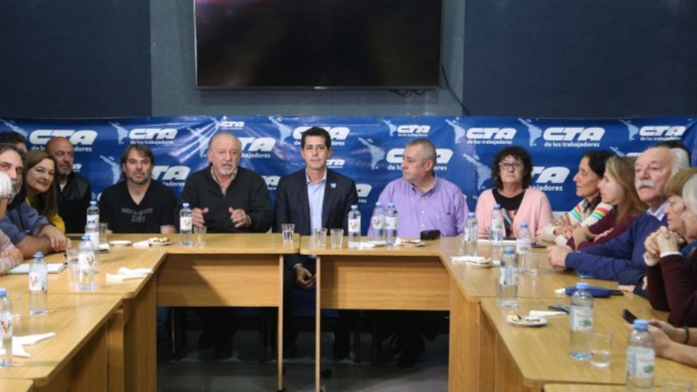 Wado De Pedro sigue con su recorrida de apoyos y se sacó una foto con la CTA