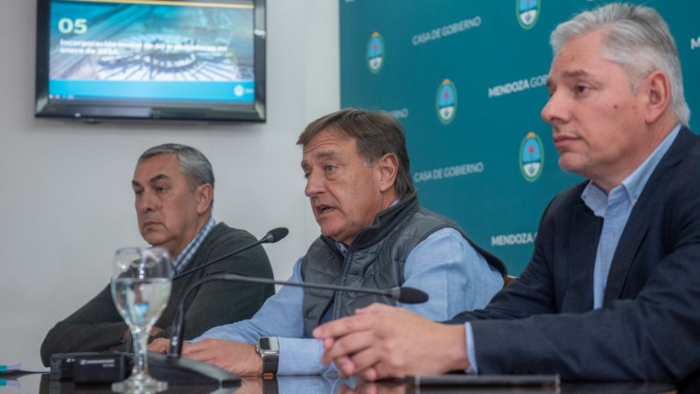 Rodolfo Suarez junto a Enrique Vaquié y Emilio Guiñazú / Prensa gobierno de Mendoza
