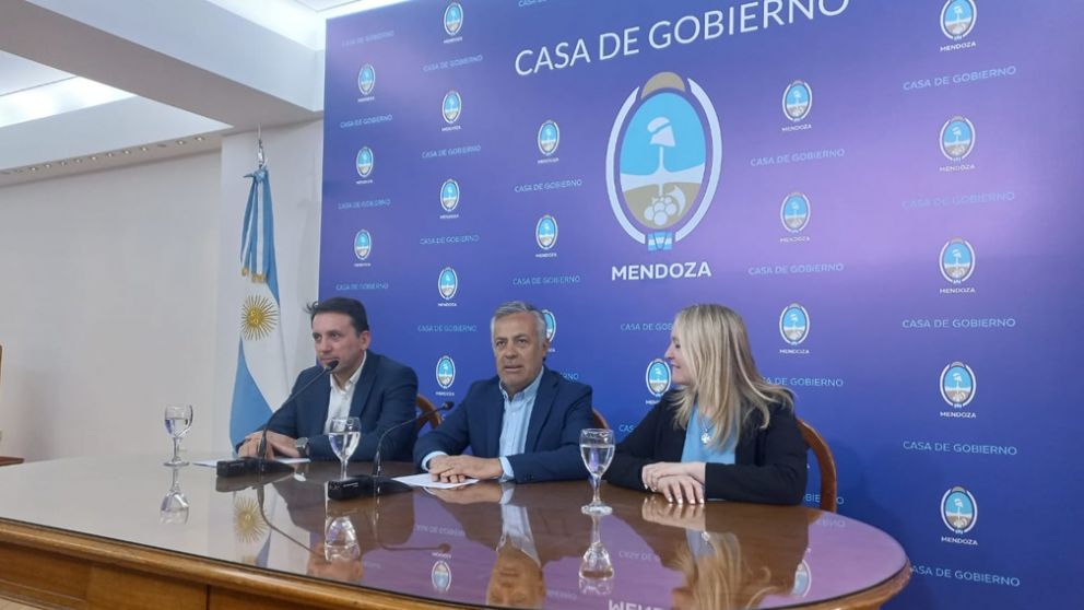 Alfredo Cornejo junto a Hebe Casado y Tadeo García Zalazar