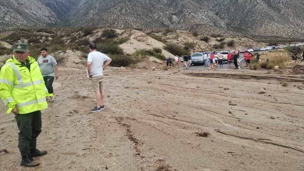 Dos mendocinos resultaron ilesos tras volcar con su auto en la Ruta 7, viniendo de Chile