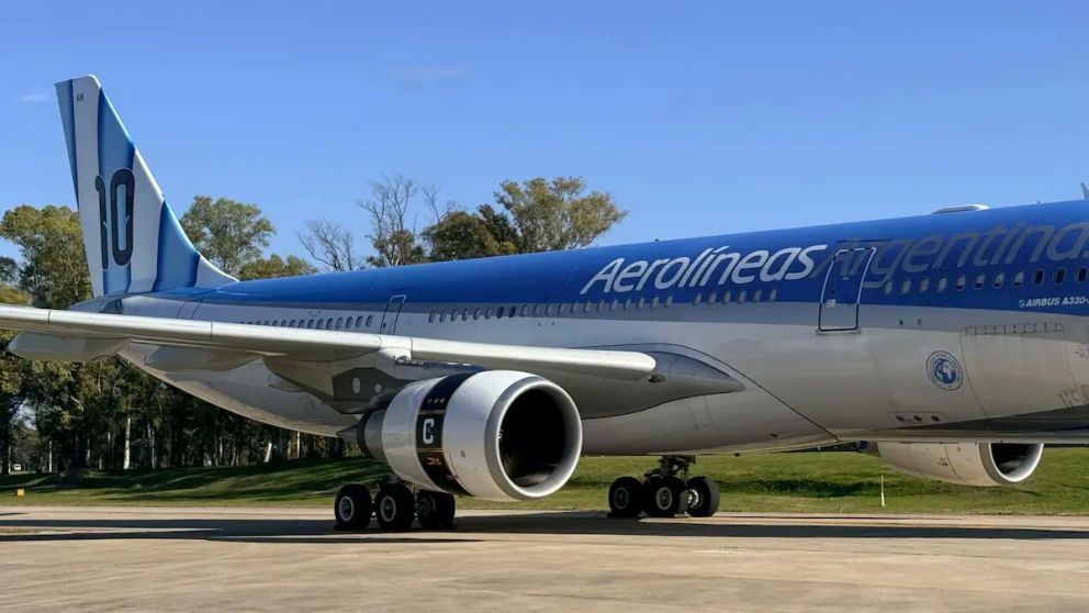 Aerolíneas Argentinas presentó el avión que llegará a Kansas con el número Diez en la cola