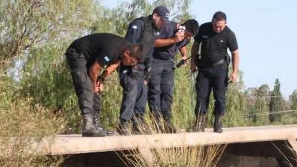 Rescataron a una pareja que se bañaba en un cauce de Medrano y fue arrastrada por la corriente