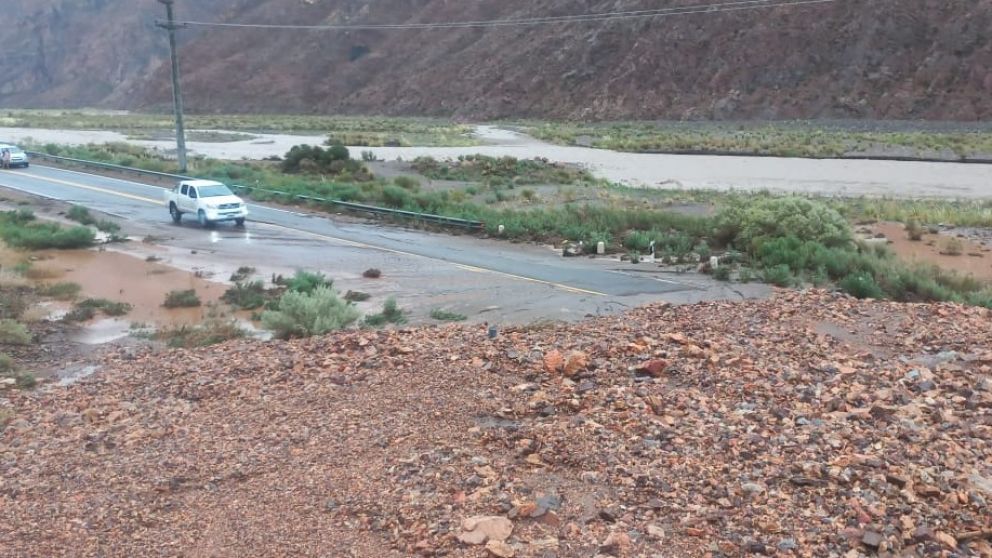 Fuertes tormentas provocaron aludes en Alta Montaña, y el tránsito está cortado
