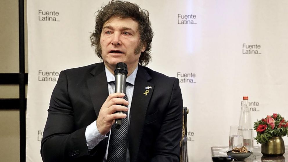 Javier Milei anunció “vouchers” para comprar útiles escolares y un “financiamiento para alumnos”
