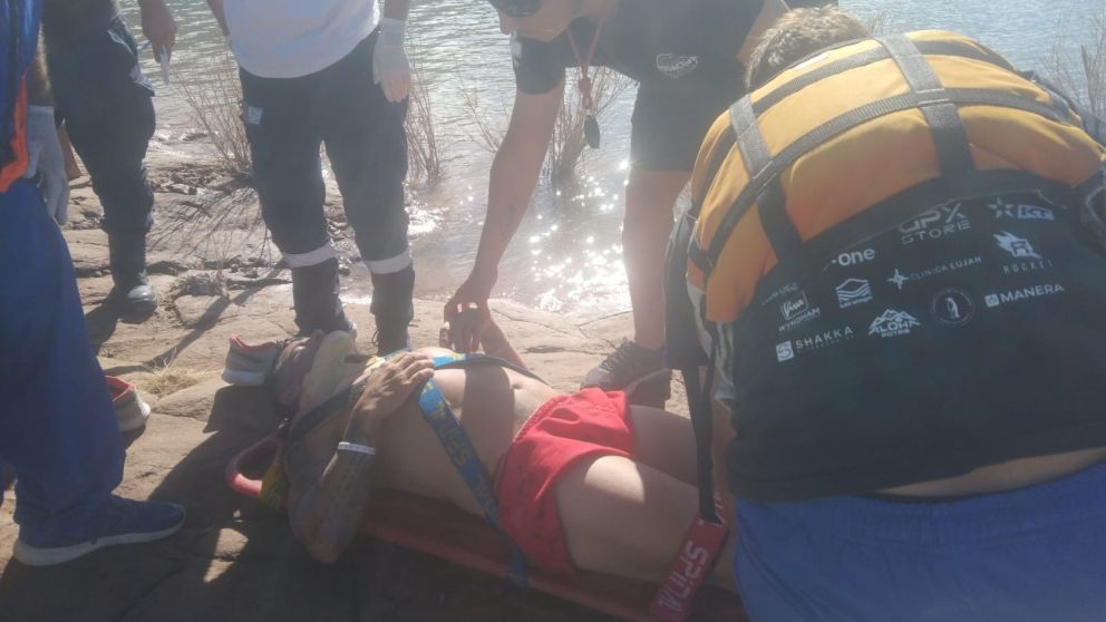 Se tir� al dique Potrerillos y fue rescatado luego de golpearse la cabeza con una roca