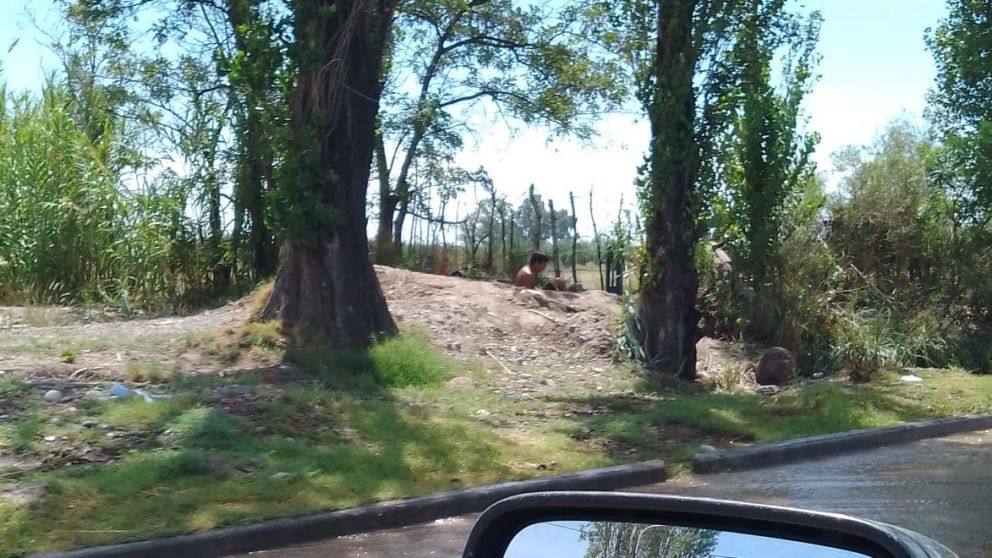 Hasta la policía es atacada por los bañistas: Tropero Sosa y Urquiza de Maipú, uno de los dolores de cabeza para Irrigación