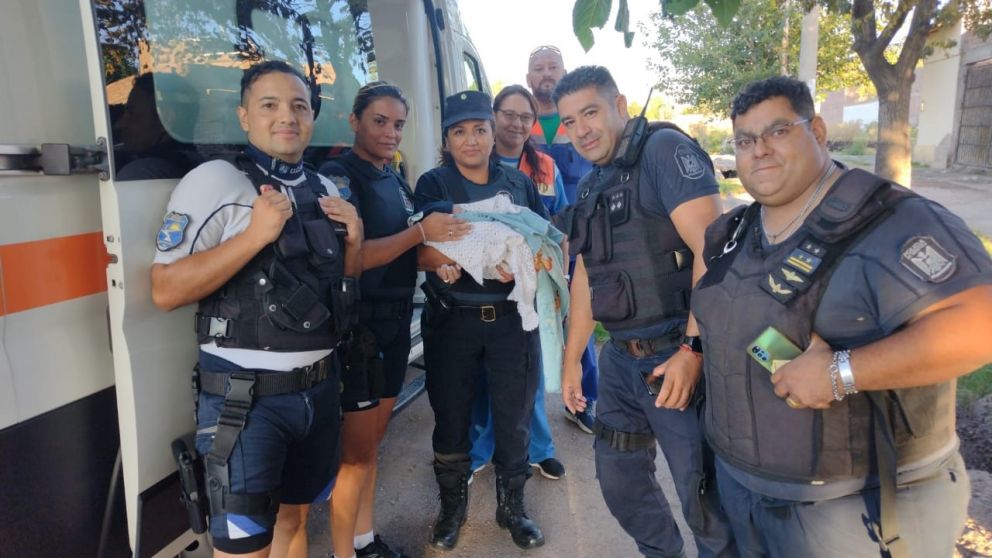 Policías mendocinos asistieron a una mujer que dio a luz a un bebé en Guaymallén