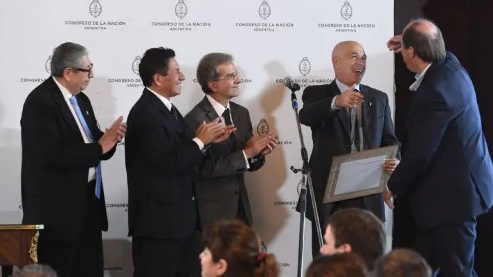 Enigmático: ¿Quién fue el histórico referente radical mendocino que recibió el premio Parlamentario a la trayectoria?