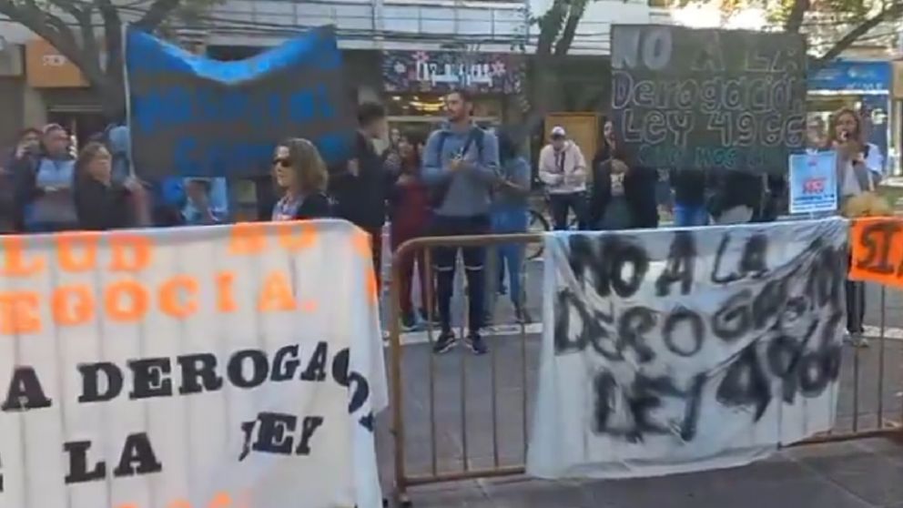 Radi�logos mendocinos se manifestaron en contra de una medida legislativa que les aumentar� la carga horaria
