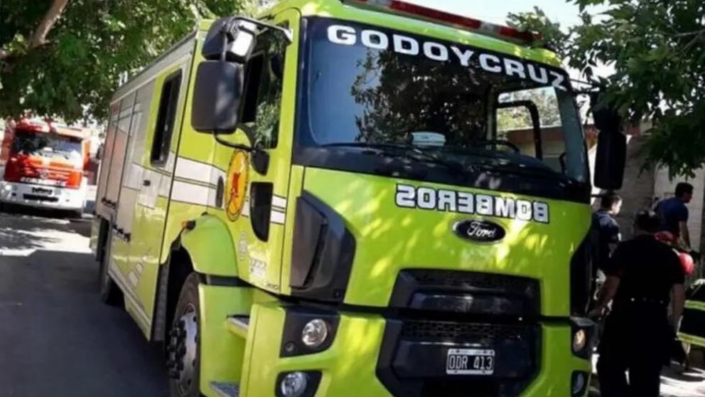 Un incendio destruy� un taller de maderas y aluminio en Godoy Cruz