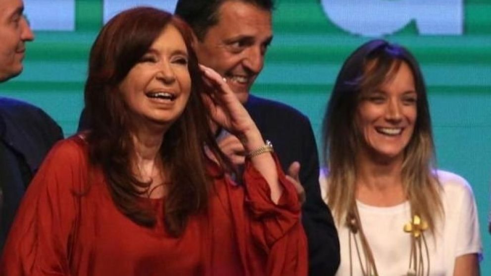 Cristina quiere salvar a Máximo mientras Malena socializa responsabilidades