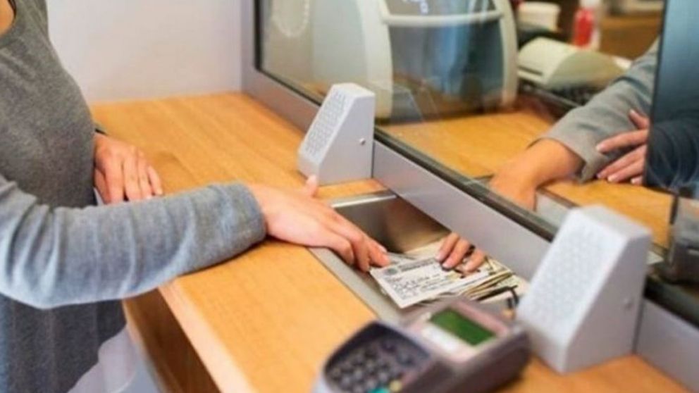 Bancarios acuerdan aumento del 2,9% y el sueldo b�sico supera los $2.180.000