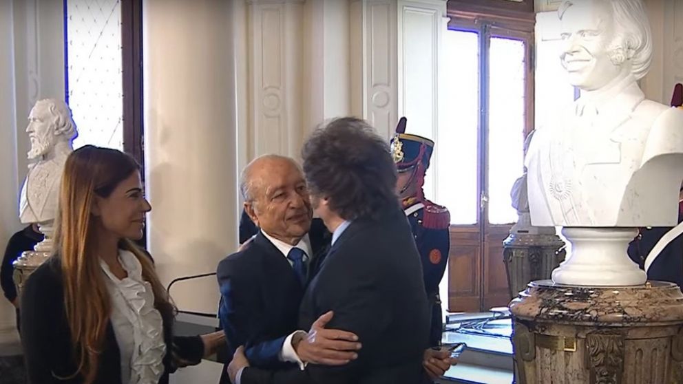 Emocionado, Milei inaugur� el busto de Menem en la Casa Rosada