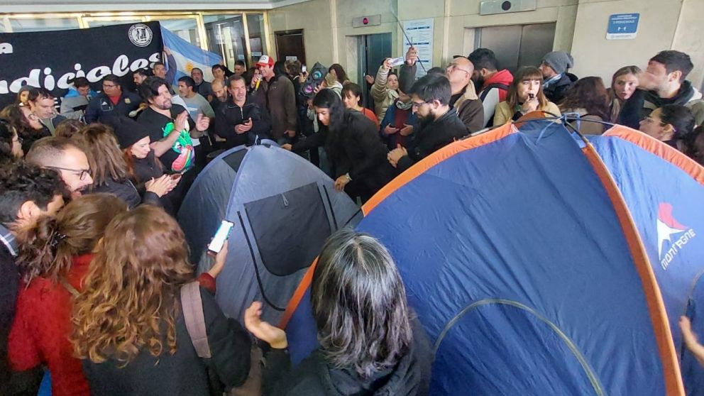 Tras la intervención de Garay y Gullé, trabajadores judiciales de Mendoza levantaron el acampe (y la Corte los recibirá este jueves)