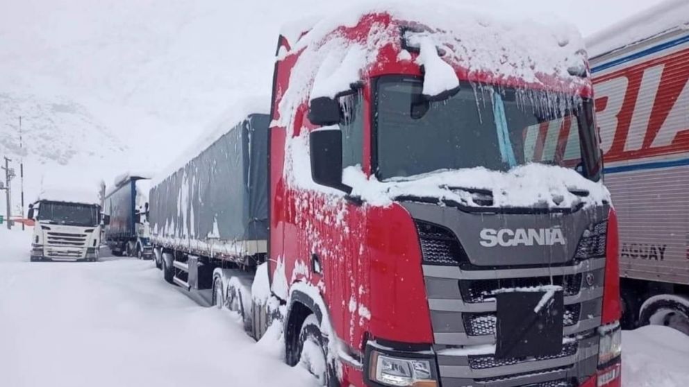 Por qu� se mantiene cerrado el paso a Chile desde hace 18 d�as: malhumor de los mendocinos y otra muerte de un camionero