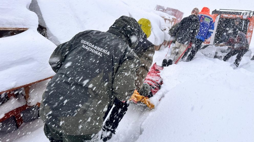 Volcó un camión de Gendarmería en Alta Montaña con 11 agentes, que están siendo evacuados