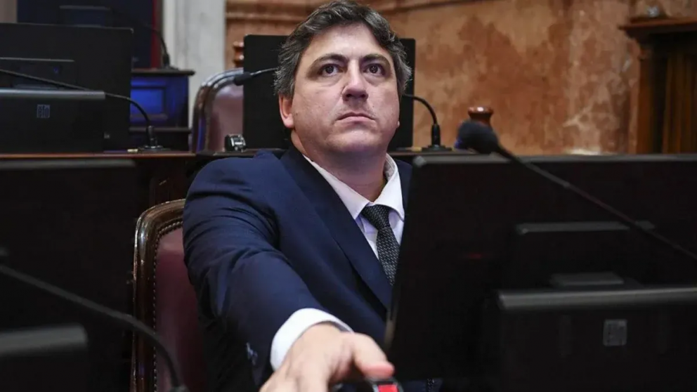 Un senador libertario cuestionó a Santiago Caputo y aseguró: “La casta se está por comer al león”