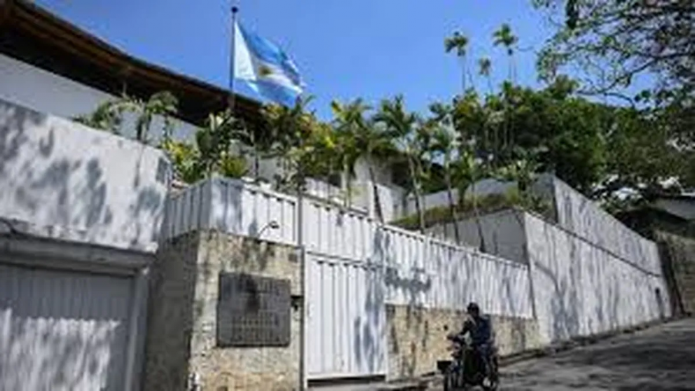 La bandera argentina volvió a flamear en la embajada en Venezuela